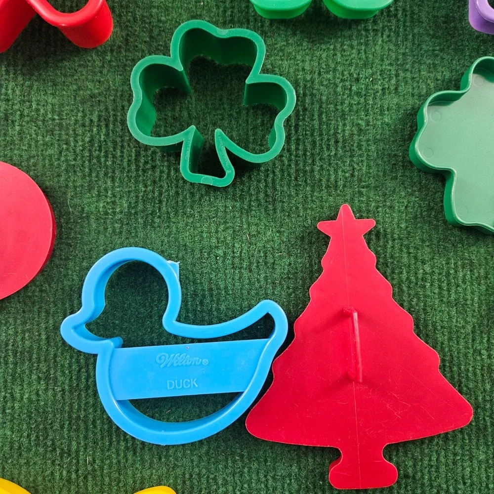 12 Wilton Cookie Cutters Set Gingerbread Teddy Bear Duck Christmas Tree‎